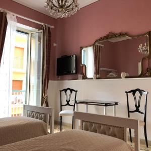 sypialnia z dwoma łóżkami i lustrem w obiekcie B&B Mariupol w Trapani