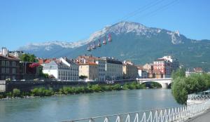 サン・マルタン・デールにあるStudio Grenoble Universités-Saint Martin D'hèresの都市の川上信号
