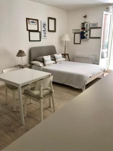 ニースにあるStudio Chateau - Vieux Niceのベッドルーム1室(ベッド1台、テーブル、ソファ付)