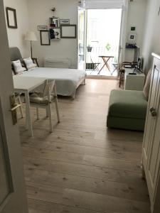 - une chambre avec un lit, une table et un canapé dans l'établissement Studio Chateau - Vieux Nice, à Nice