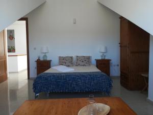 a bedroom with a bed and a wooden table at Casa Algaida in Sanlúcar de Barrameda