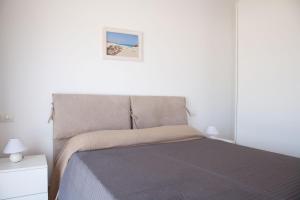 ein Schlafzimmer mit einem Bett und einem Bild an der Wand in der Unterkunft Ca Marta in Sal Rei