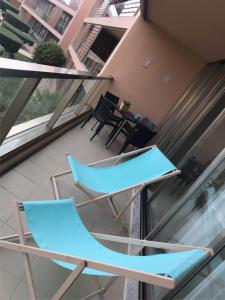 um par de cadeiras sentadas numa varanda em Apartamento TT Ocean - Herdade dos Salgados na Guia