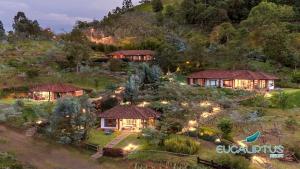 una vista aerea di una casa con luci in cortile di Eucaliptus Spa Resort a Dapa