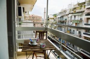 una mesa en un balcón con 2 tazas de café en An apartment for 2-4 friends., en Tesalónica