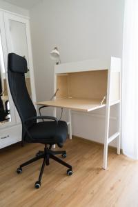 a desk with a chair and a desk with a desk at Apartment Schneeburg in Ebringen