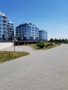 ein leerer Parkplatz mit Gebäuden im Hintergrund in der Unterkunft Apartamentai Elija Plus in Šventoji