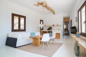 TV a/nebo společenská místnost v ubytování Spathi Beach Suites Kea