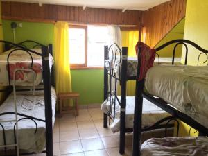 מיטה או מיטות קומותיים בחדר ב-El Caminante Hostel