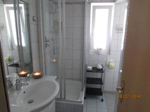 biała łazienka z prysznicem i umywalką w obiekcie Apart Toscana w Neustift im Stubaital