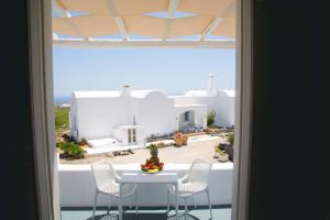 una ventana con vistas a una mesa y sillas en Sakas Residences, en Karterados