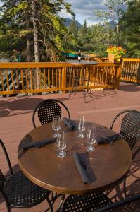 A restaurant or other place to eat at Denali Park Village
