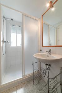 un baño con ducha y lavabo en Coqueto estudio, en Cádiz