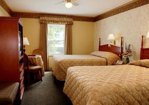 Säng eller sängar i ett rum på Westmark Inn Dawson City