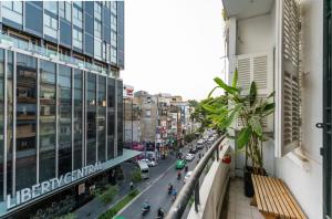 - une vue sur une rue de la ville depuis un bâtiment dans l'établissement Retro Flat near Nguyen Hue by CIRCADIAN, à Hô-Chi-Minh-Ville
