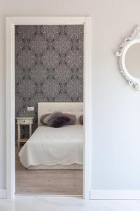 Habitación blanca con cama con espejo en Villa Norah en Podgora