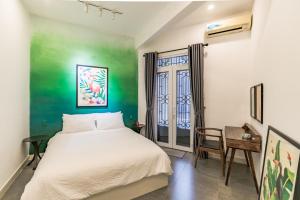 - une chambre avec un lit, une table et une fenêtre dans l'établissement Retro Flat near Nguyen Hue by CIRCADIAN, à Hô-Chi-Minh-Ville