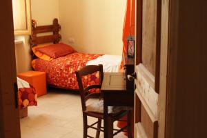 una camera con letto, scrivania e sedia di La Suite nel Bosco a Selva di Fasano