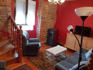 a living room with a couch and a tv at Casa Sara in La Franca