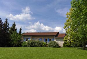 ein Haus mit grünem Rasen davor in der Unterkunft le lansquenet in Rorbach-lès-Dieuze