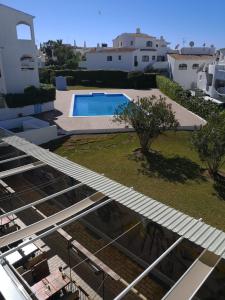 vistas a la piscina desde el techo de una casa en Sol Nascente Apartment, en Albufeira