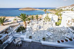 una vista aérea de un complejo con el océano en Porto Raphael Residences & Suites en Agios Ioannis