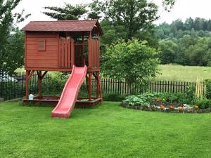 un parque infantil con tobogán y una casa de juegos en Murań, en Czarna Góra