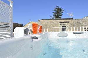 ein Schwimmbecken mit Badewanne und Toilette in der Unterkunft Cathedral Suite - Otranto City Center - Solarium & Jacuzzi in Otranto