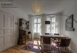 Una habitación con una mesa y sillas y una ventana. en Raja Jooseppi Apartments, en Berlín