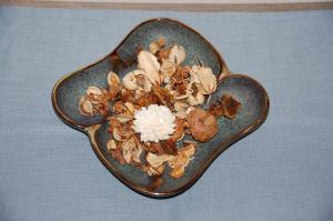 una ciotola piena di funghi in cima a un tavolo di San Isidoro ad Arma di Taggia