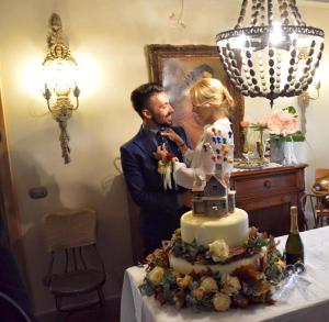 a man and woman standing in front of a wedding cake at Holiday home Porta alla Fonte in Massa e Cozzile