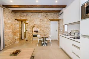 Kuchyň nebo kuchyňský kout v ubytování Kostela Luxury Suite by Belmont Realty