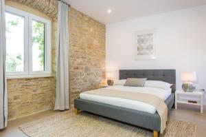 Postel nebo postele na pokoji v ubytování Kostela Luxury Suite by Belmont Realty