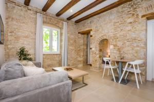 Posezení v ubytování Kostela Luxury Suite by Belmont Realty