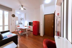 Una sala de estar con un sofá y un refrigerador rojo. en Bright House in Milan, en Milán