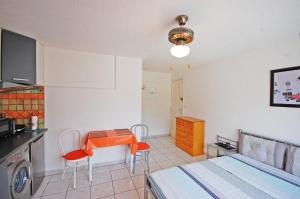 グリュイッサンにあるStudio La Presqu'île 2のベッドルーム1室(ベッド1台、テーブル付)、キッチン