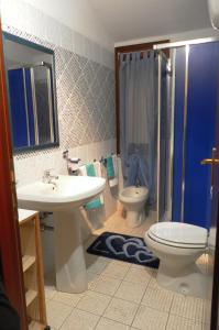 トッレ・デイ・コルサリにあるDodo's Houseのバスルーム(洗面台、トイレ、シャワー付)