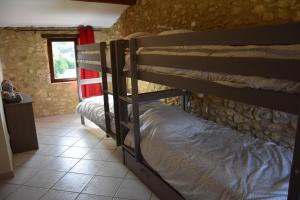 a couple of bunk beds in a room at Gîte La Lichère - La Chanterelle in Saint-Montan