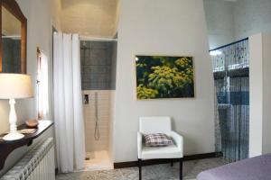 1 dormitorio con silla y una pintura en la pared en Casa Rural Aromas de la Manchuela, en Alborea