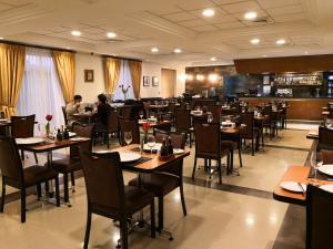 Hotel Diego De Almagro Rancagua tesisinde bir restoran veya yemek mekanı