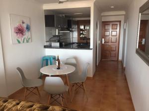 uma sala de jantar e cozinha com mesa e cadeiras em Casa Lina Belavista em Pego