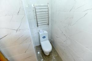 Odzun的住宿－Holiday Home Ruben，浴室设有卫生间和白色大理石墙壁