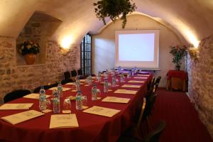 Una mesa larga con botellas de agua encima. en Hostellerie Le Beffroi, en Vaison-la-Romaine 84 fotos más