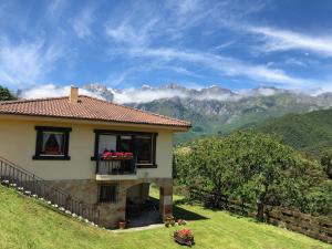 dom na wzgórzu z górami w tle w obiekcie Casa Mieses w mieście Mieses