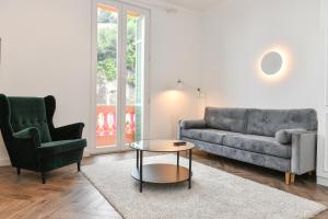 ein Wohnzimmer mit einem Sofa und einem Tisch in der Unterkunft Luxury Studio next to Monte Carlo in Beausoleil