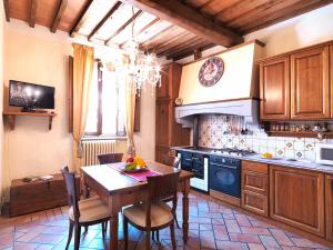 kuchnia ze stołem i jadalnią w obiekcie Porta nuova home w mieście Colle Val d'Elsa