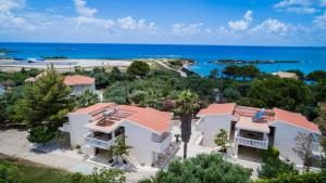 eine Luftaufnahme eines Hauses mit dem Meer im Hintergrund in der Unterkunft Sunset Beach Appartments in Minia + 23 Fotos
