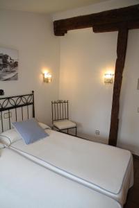 Postel nebo postele na pokoji v ubytování Hostal la posada de Zocodover