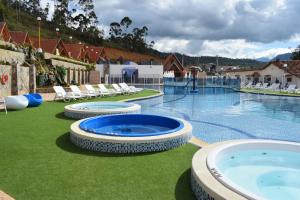 Piscina en o cerca de Chalets Suizos