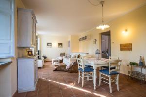 a kitchen and living room with a table and chairs at Il Prunaio in Corsanico-Bargecchia
